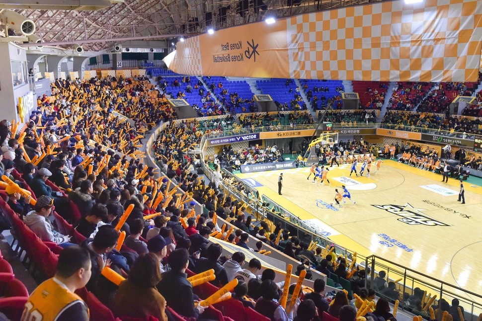 2017~2018 여자프로농구 우리은행과 국민은행이 맞붙은 7일 충북 청주체육관은 ‘미리보는 챔피언전’으로 후끈 달아올랐다. 한국여자농구연맹(WKBL) 제공