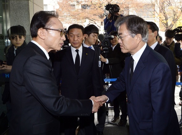 2015년 11월22일 서울 종로구 서울대병원 장례식장에 마련된 고 김영삼 전 대통령 빈소를 찾은 이명박 전 대통령과 당시 문재인 새정치민주연합 대표가 인사를 나누고 있다. 사진공동취재단