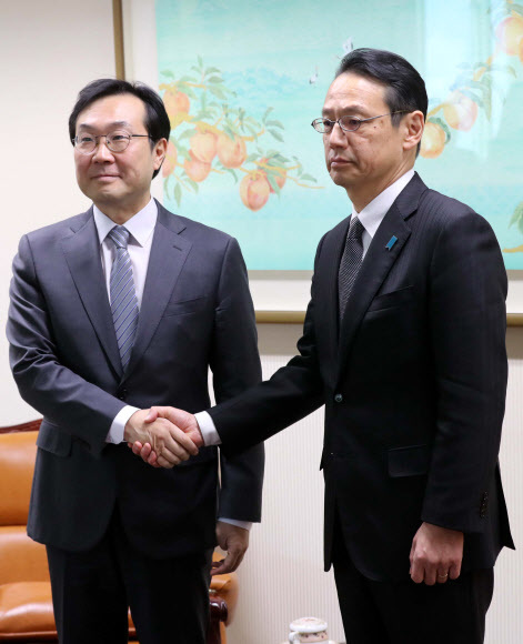 이도훈 외교부 한반도평화교섭본부장(왼쪽)과 가나스기 겐지 일본 외무성 아시아대양주 국장이 8일 오전 서울 도렴동 외교부 청사에서 만나 악수를 하고 있다. 연합뉴스