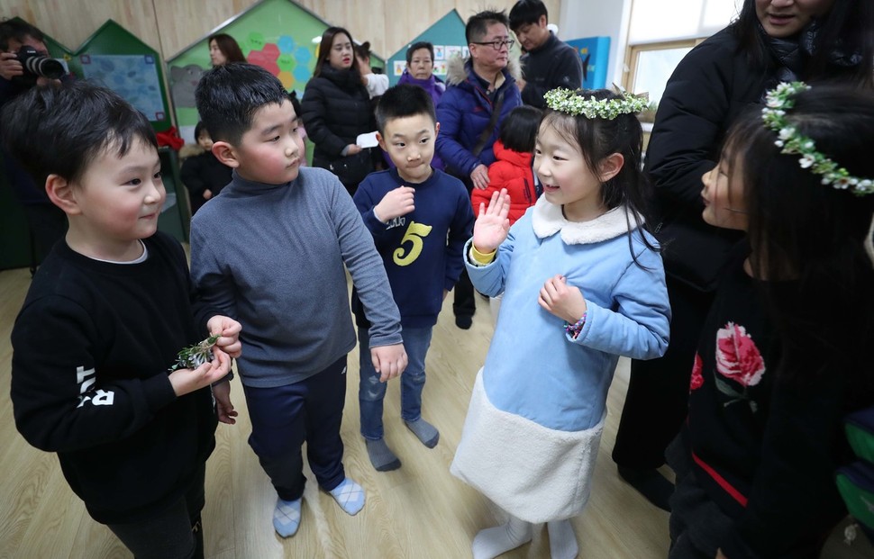 8일 오후 서울 용산구 용암초교에서 예비소집에 참석한 예비 초등학생들이 친구들과 인사를 하고 있다. 백소아 기자