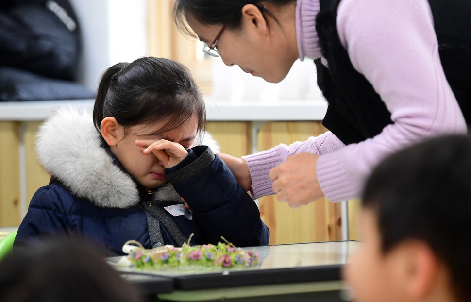 8일 서울 용산구 용암초교에서 열린 예비소집에서 한 예비초등학생이 낯선 환경에 놀라 눈물을 흘리고 있다. 공동취재사진