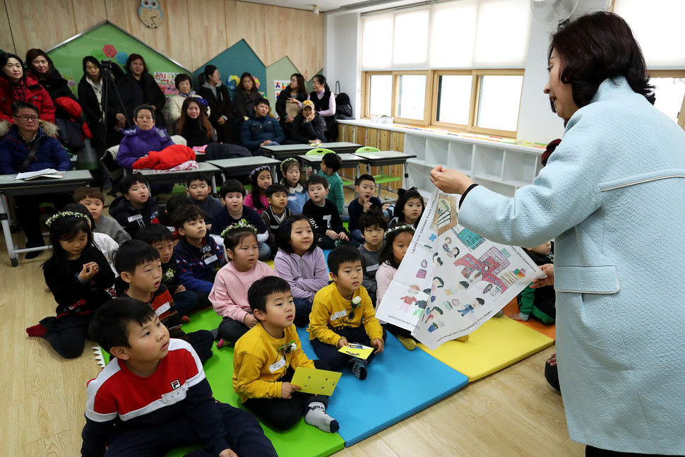 8일 오후 서울 용산구 용암초교에서 예비소집에 참석한 예비 초등학생들이 선생님의 학교 생활 안내 설명을 듣고 있다. 공동취재사진