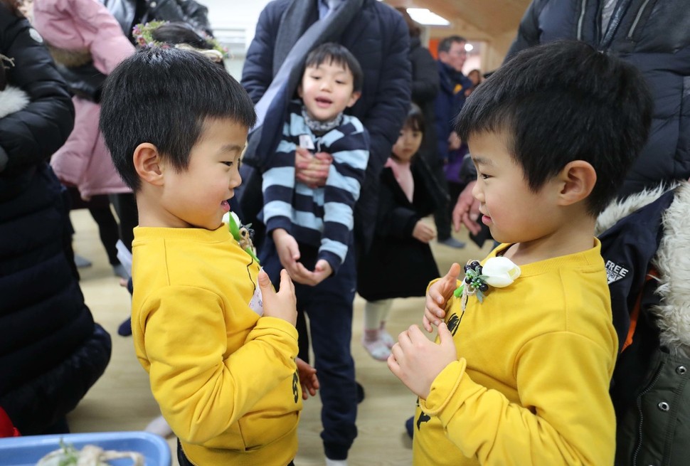 8일 오후 서울 용산구 용암초등학교에서 열린 신입생 예비소집에 참석한 일란성 쌍둥이 김주찬(왼쪽), 주원 형제가 서로의 이름표를 신기한 듯 바라보고 있다. 백소아 기자 thanks@hani.co.kr