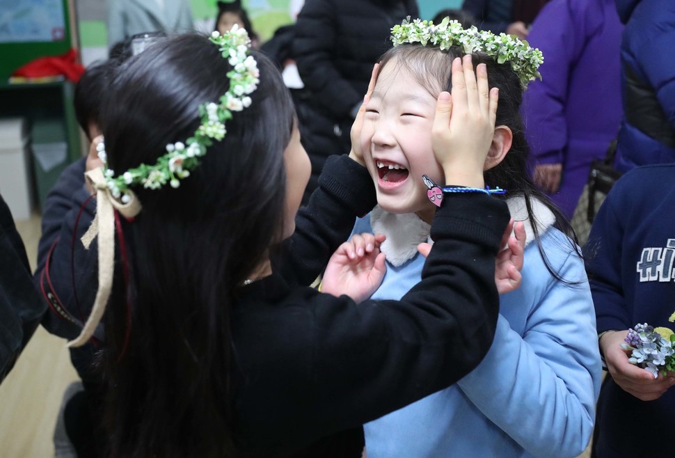 8일 오후 서울 용산구 용암초교에서 예비소집에 참석한 예비 초등학생들이 친구들과 인사를 하고 있다. 백소아 기자