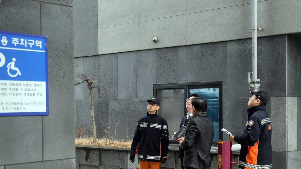 충남도소방본부 관계자들이 지난해 말 보령지역의 한 복합건축물에서 상시대피 가능 여부를 점검하고 있다. 충남도소방본부 제공