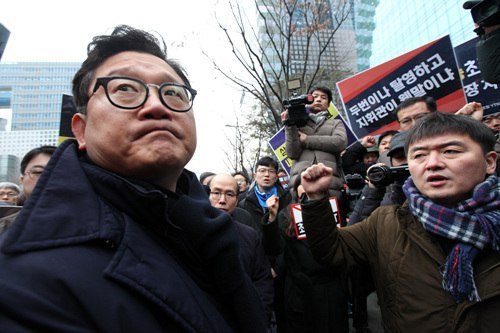 8일 오전 노사합의 파기로 도마에 오른 최남수 <와이티엔>(YTN) 사장(왼쪽)을 향한 출근 저지 투쟁 현장. 와이티엔 노조 제공