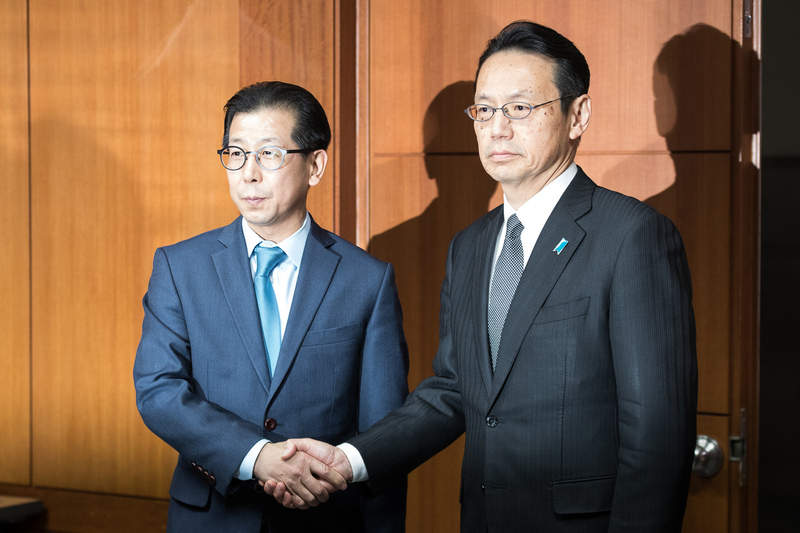 김용길 외교부 동북아시아국장(왼쪽)과 가나스기 겐지 일본 외무성 아시아대양주국장이 8일 오후 서울 종로구 외교부 청사에서 열린 한-일 외교부 국장급 협의에 앞서 악수하고 있다. 공동취재사진