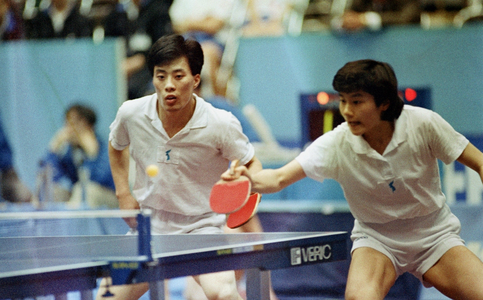 1991년 5월 일본 지바현에서 열린 41회 세계탁구선수권대회에서 남북단일팀의 유남규(왼쪽)와 현정화가 혼합복식 경기를 펼치고 있다. 지바/연합뉴스