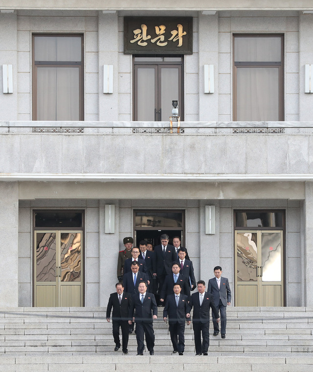 남북고위급 회담이 열린 9일 오전 리선권 조국평화통일위원회 위원장 등 북측 대표단이 판문각을 나서고 있다. 사진공동취재단