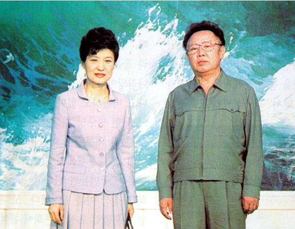 2002년 5월 야당 의원이었던 박근혜 대통령이 북한을 방문해 김정일 국방위원장과 면담한 사진. <한겨레> 자료사진