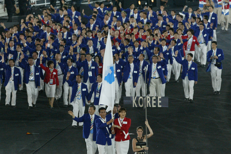2004년 아테네 여름올림픽 당시 남북한 선수단이 한반도기를 들고 공동입장하고 있다. 사진공동취재단