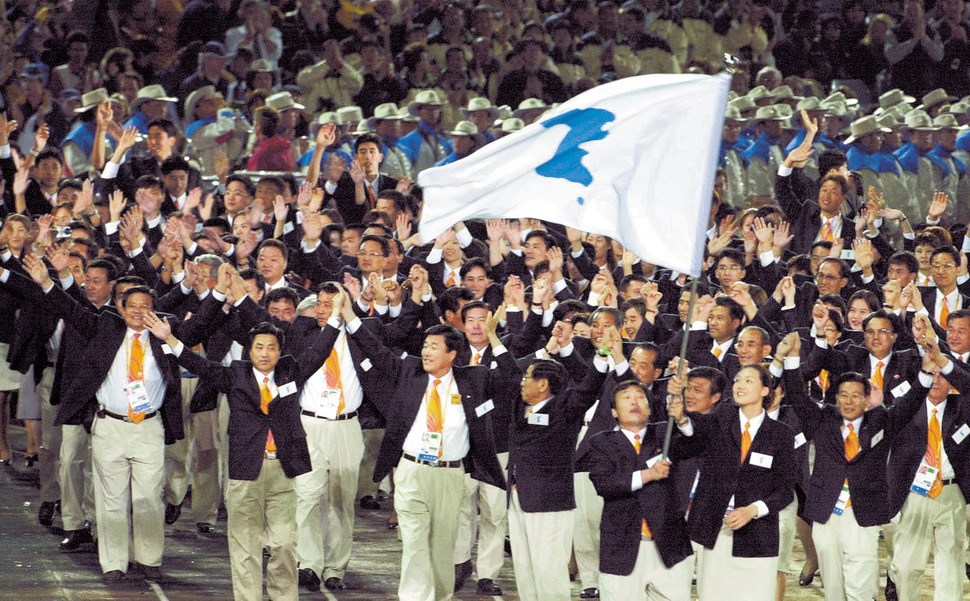 2000년 시드니 여름올림픽 당시 남북한 선수단이 한반도기를 들고 공동입장하고 있다. 사진공동취재단