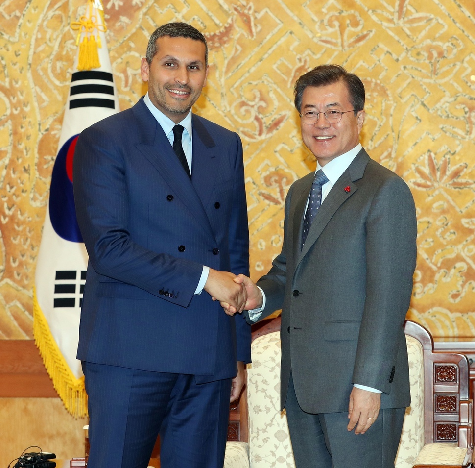 문재인 대통령이 9일 오후 청와대에서 칼둔 칼리파 알 무바라크 UAE 아부다비 행정청장을 접견하고 있다. 청와대사진기단