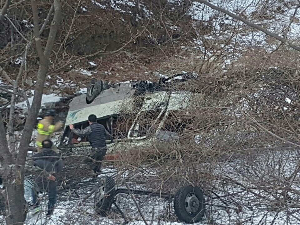 지난 2일 오후 5시6분께 강원도 양구군 방산면 고방산리 도고터널 인근에서 훈련병 등 22명을 태운 군용버스가 도로 옆 5m 아래로 추락했다. 이 사고로 훈련병 4명이 중상을 입는 등 22명이 다쳤다. 양구군청 제공