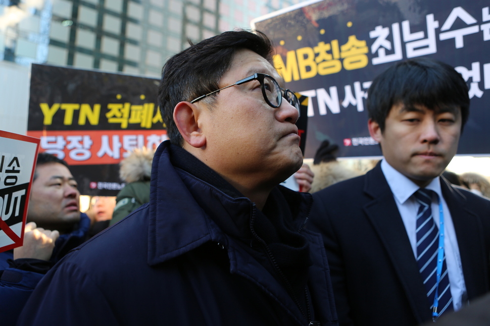 ‘노사 합의 파기’ 논란이 인 최남수 <와이티엔>(YTN)사장이 서울 본사 사옥에서 노조원들의 반대 속에 10일 오전 출근하는 모습. 전국언론노조 와이티엔지부 제공