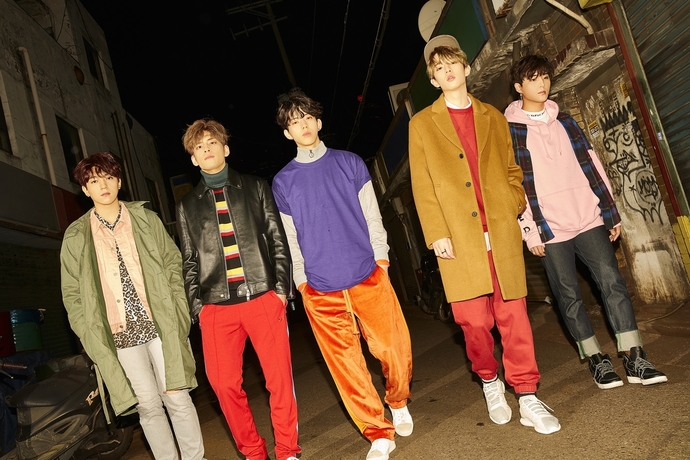 왼쪽부터 데이식스 멤버인 성진, 원필, 도운, 제이, 영케이. 제이와이피엔터테인먼트 제공