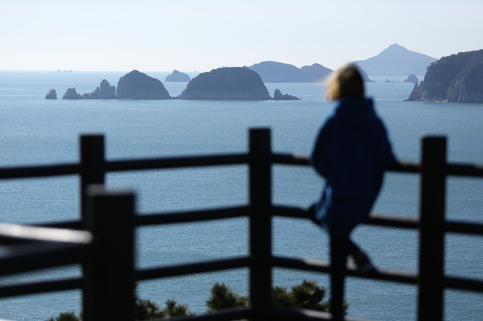 거제도 ‘우제봉 난대림숲’ 가는 길에 있는 신선대 전망대. 올망졸망 늘어선 섬무리가 볼 만하다. 사진 이병학 선임기자