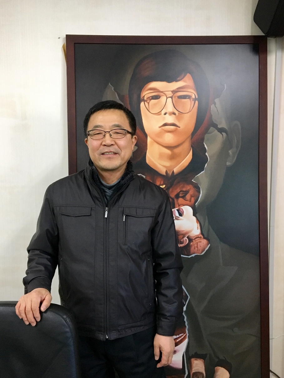 10일 오후 서울 용산구 원효로 박종철기념사업회 사무실에서 만난 고 박종철 열사의 친형 박종부씨가 동생의 얼굴이 그려진 그림 앞에서 웃고 있다. 박종철 열사가 전두환 전 대통령의 외피를 깨고 나오는 모습의 이 그림은 신학철 화백이 지난 1987년 10월 민족미술협의회에서 주최한 ‘반고문전’ 전시회에 출품한 작품 <부활>이다.
