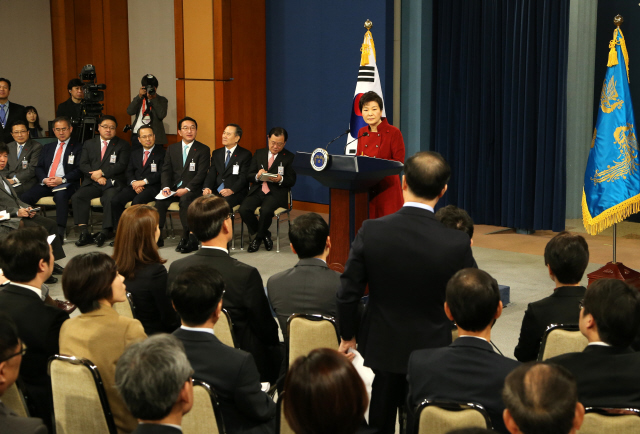 박근혜 대통령이 2016년 1월13일 오전 청와대 춘추관 브리핑룸에서 대국민 담화 발표 및 기자회견을 하고 있다. 청와대사진기자단