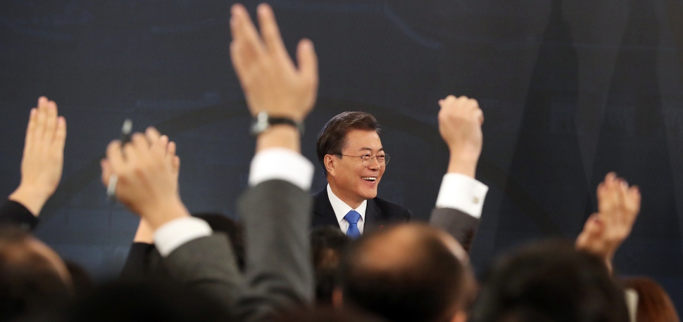 문재인 대통령이 2018년 1월10일 오전 청와대에서 열린 신년기자회견에서 질문을 하기 위해 손을 든 기자들에게 질문자를 지정해 주고 있다. 청와대사진기자단