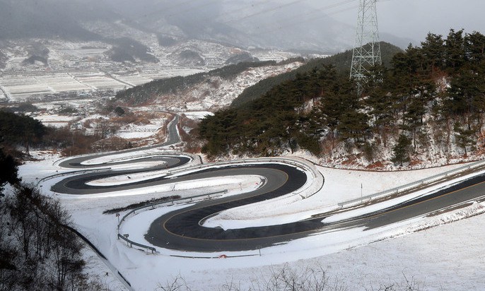[ESC] 흰 눈 뚫고 굽이치는 산길·물길