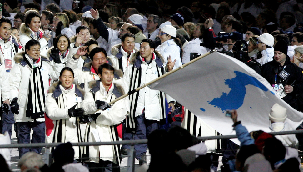 2006년 이탈리아 토리노 겨울올림픽 개회식 때 한반도기를 앞세워 공동입장하는 모습. 남 이보라(왼쪽)와 북 한정인이 기수였다. 연합뉴스 자료사진