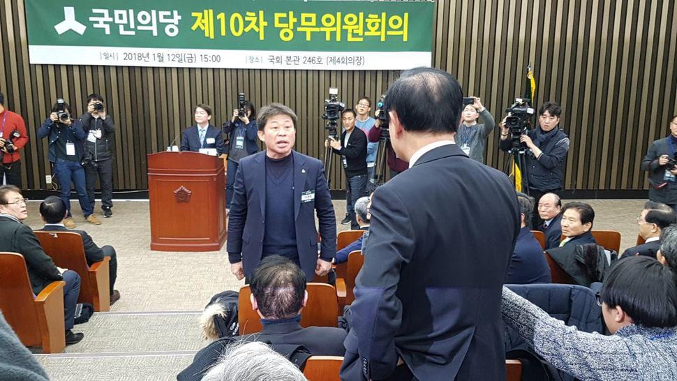 안철수 국민의당 대표가 12일 국회 본청 246호에서 당무위 개의를 선언한 뒤, 반대파 의원들이 항의하고 있다. 서서 항의하는 이(뒷모습)은 반대파 장병완 의원이다. 송경화 기자