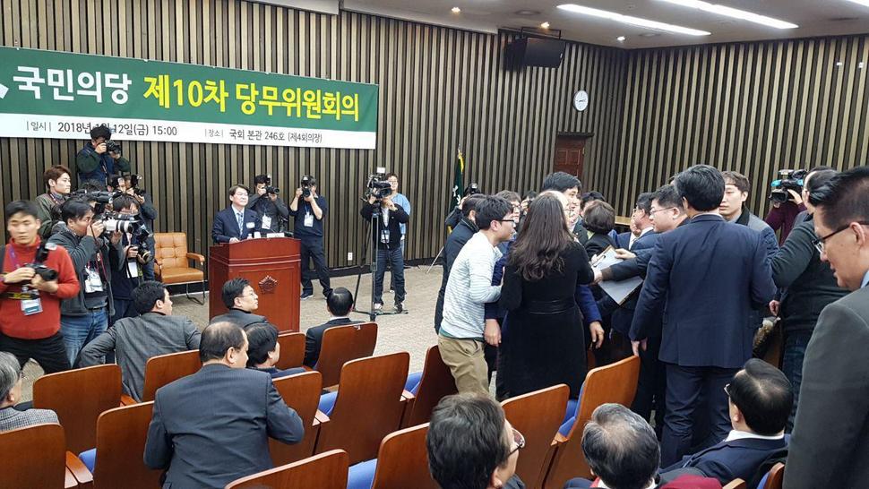 안철수 국민의당 대표가 12일 국회 본청 246호에서 당무위 개의를 선언한 뒤, 반대파 의원인 장정숙 의원이 단상으로 다가가 항의하려 하자 당직자 등이 이를 막고 있다. 송경화 기자