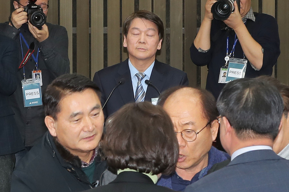 안철수 국민의당 대표가 12일 오후 국회에서 열린 당무위원회의에서 통합 반대파와 찬성파 위원들의 몸싸움이 벌어지자 눈을 감고 있다. 연합뉴스 이정훈 기자uwg806@yna.co.kr