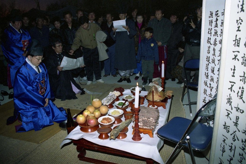 <논어>에 나오는 예에 관련된 여러 구절은, 예의 의미가 인간 사회에서 이루어지는 몸짓까지 미시적으로 규율하게끔 확장됐음을 보여준다. <한겨레> 자료사진