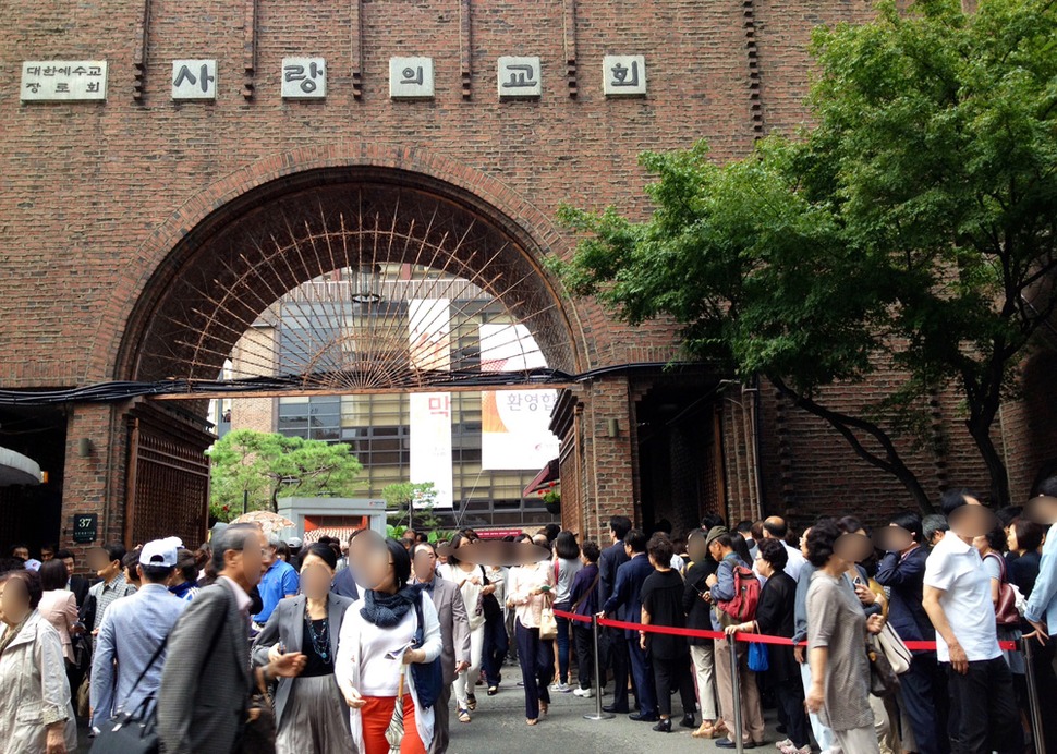 22일 서울 서초동 사랑의교회에서 신도들이 논문표절 사건으로 6개월간 자숙기간을 거쳐 복귀한 오정현 담임목사의 설교를 들으러 예배당으로 들어가기 위해 줄을 서 있다. 2013.9.22 연합뉴스