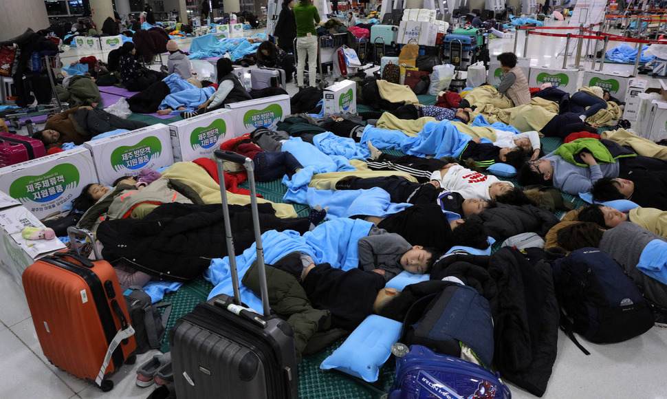 폭설에 발 묶인 제주공항 승객 7천여명 12일 모두 수송한다