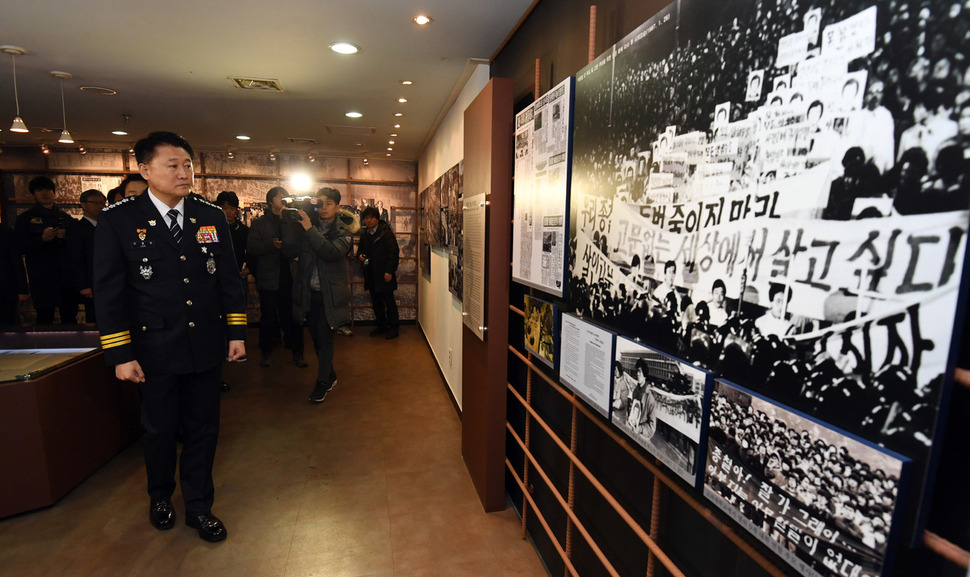 이철성 청장을 비롯한 경찰 지휘부가 박종철 열사 31주기를 하루 앞둔 13일 오전 서울 용산구 옛 남영동 대공분실(현 경찰청 인권센터)을 방문, 박종철 기념 전시실을 둘러보고 있다.  연합뉴스