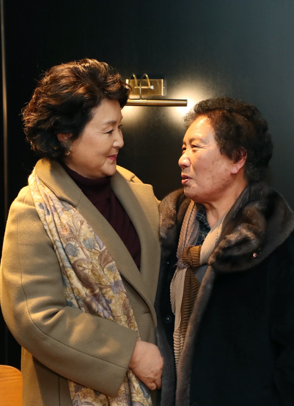 김정숙 여사가 7일 오전 서울 CGV 용산점에서 영화 ‘1987’을 관람하기 앞서 고 이한열 열사 모친 배은심 여사와 대화를 나누고 있다.  연합뉴스