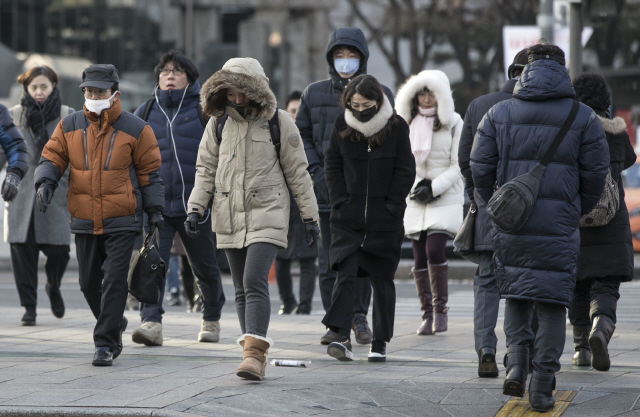 한파가 닥친 11일 오전 서울 종로구 광화문광장 인근 횡단보도를 시민들이 건너고 있다.  김성광 기자 flysg2@hani.co.kr