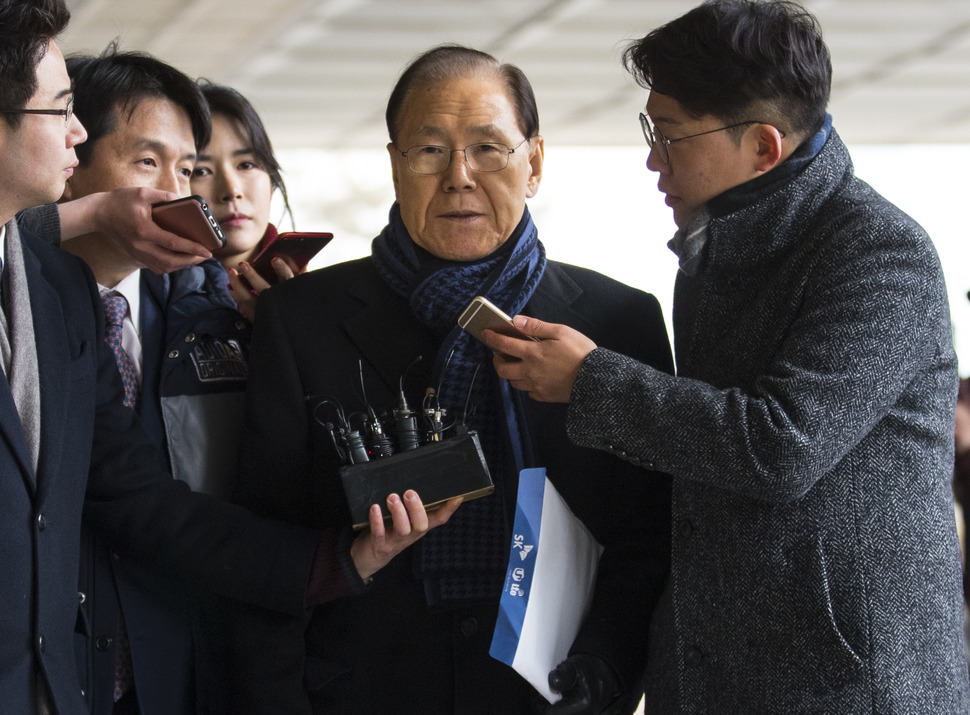 이명박 전 대통령의 ‘집사’로 불린 김백준 전 총무기획관이 국정원 특활비 상납 관련 조사를 받기 위해 13일 오후 서초구 서울중앙지검으로 들어서고 있다. 연합뉴스