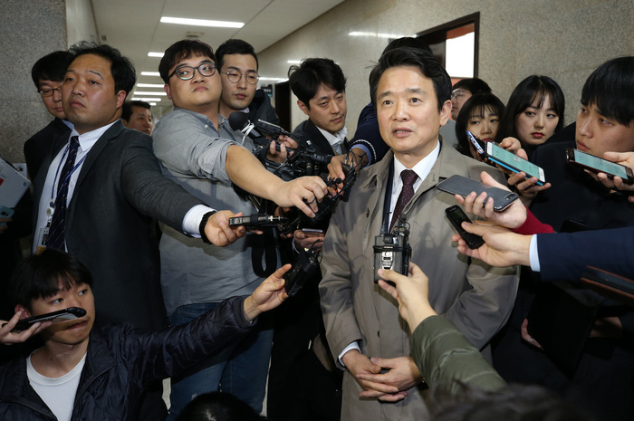 바른정당 소속 남경필 경기지사가 9일 국회에서 열린 의원총회에 참석한 뒤 탈당과 관련해 취재진의 질문에 답하고 있다. 연합뉴스