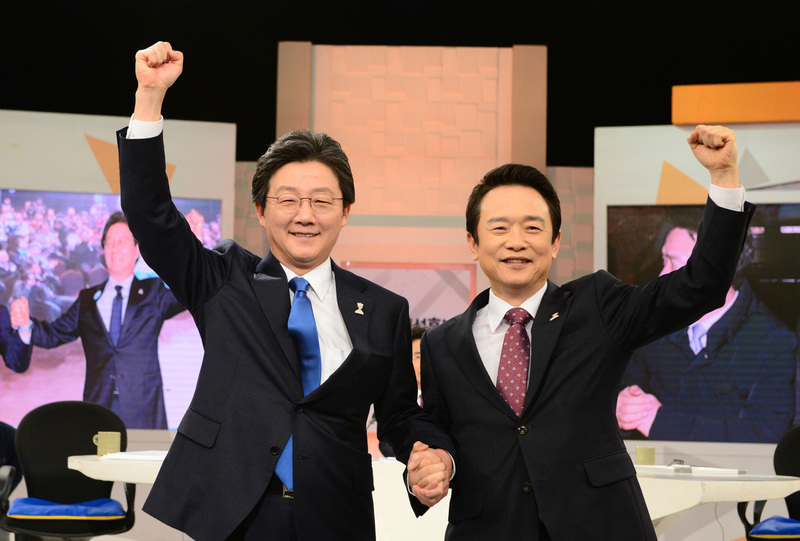 바른정당 대선 주자인 유승민 의원(왼쪽)과 남경필 경기도지사가 지난해 3월25일 오전 서울 영등포구 여의도 한국방송(KBS)에서 열린 후보자 경선토론을 시작하며 손을 번쩍 들어 선전을 다짐하고 있다. 국회사진기자단