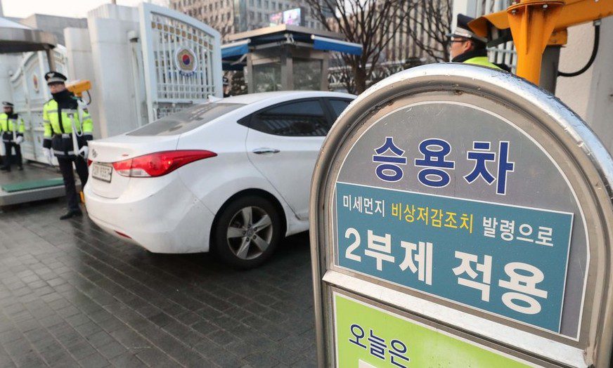 사상 첫 ‘미세먼지 차량 2부제’ 시행…효과는 아쉬워