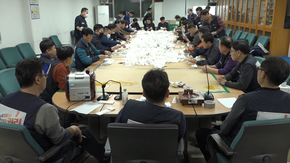 16일 새벽까지 이어진 현대차 노조의 2차 잠정합의안 찬반투표 개표 모습. 금속노조 현대자동차지부 제공