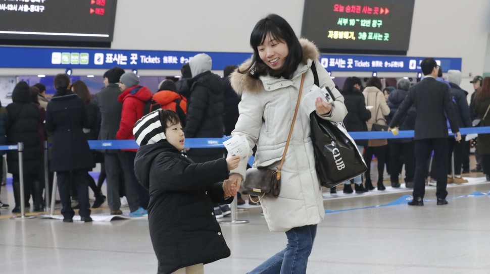 설 연휴 귀성 열차표 현장판매가 시작된 16일 오전 서울역에서 표를 구매한 한 모자가 밝은 표정으로 역사를 빠져나가고 있다. 박종식 기자 anaki@hani.co.kr