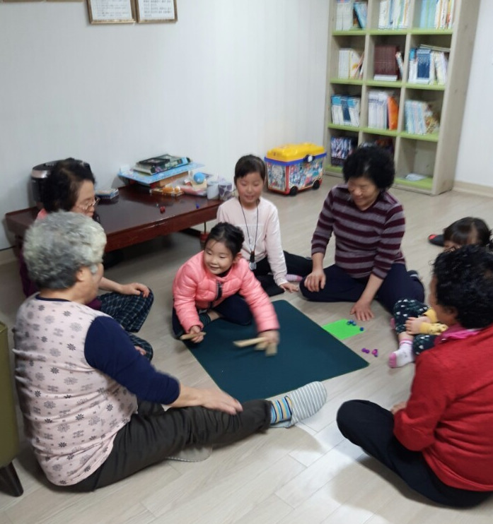 광주광역시 북구 신용동 제일풍경채 아파트 주민들은 경로당을 아이돌봄센터로 활용하고 있다. 경로당을 찾은 아이들이 할머니들과 놀이를 하고 있다. 입주자대표회 제공