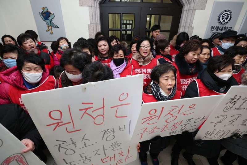 구조조정을 놓고 학교와 갈등을 빚어온 연세대 청소·경비노동자들이 16일 오전 서울 서대문구 연세대 본관에서 무기한 농성을 벌이고 있다. 백소아 기자 thanks@hani.co.kr