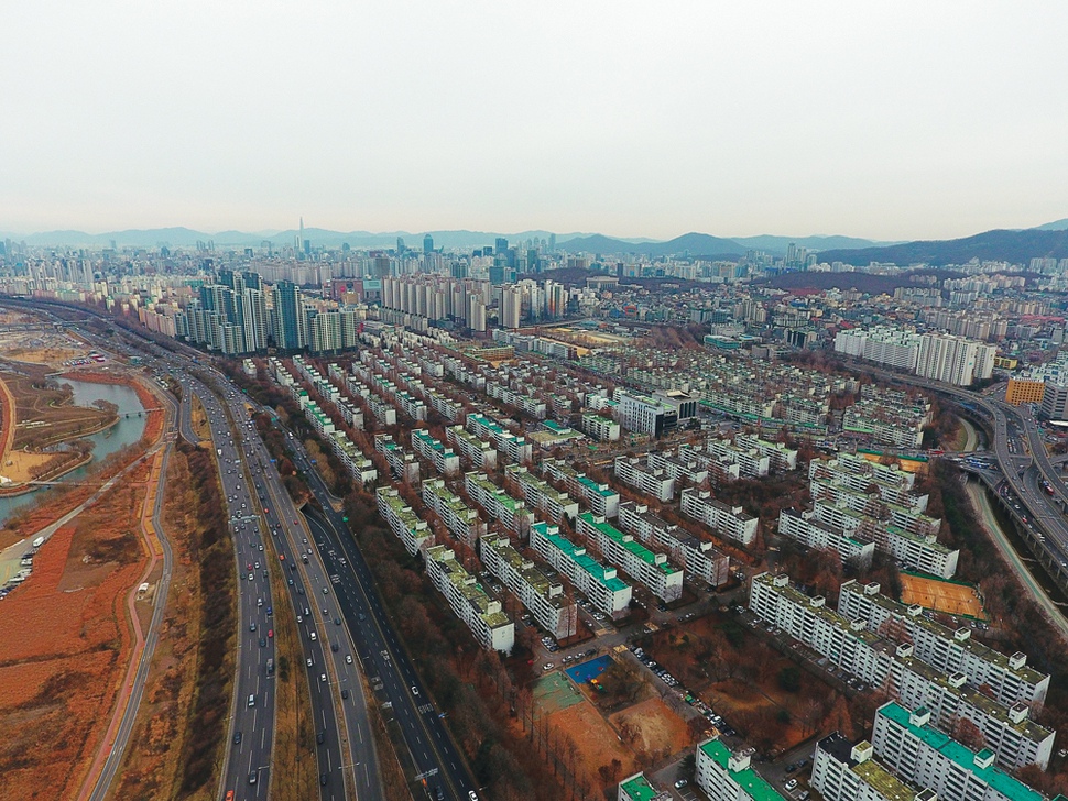 연초부터 서울 강남구와 송파구 등지의 아파트 가격이 급등하면서 집값 불안심리가 커지고 있다. 사진은 서울 서초구 반포 일대의 아파트 모습. 김명진 기자 littleprince@hani.co.kr