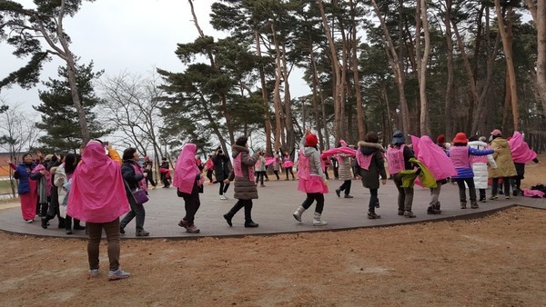 평화여성걷기 출정에 앞서 ‘바위처럼’ 떼창과 춤을 추고 있는 참가자들. 사진 평화를 만드는여성들 제공