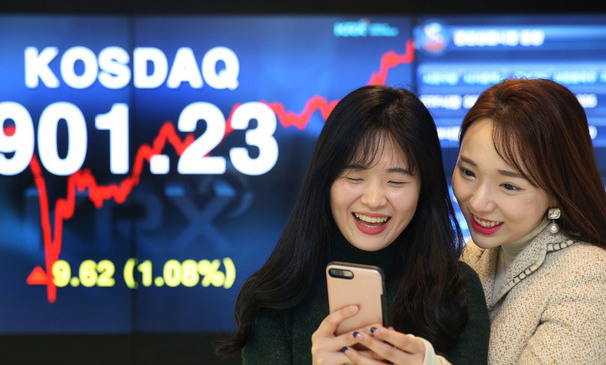16년 만에 900선 오른 코스닥…‘물주기 정책’ 먹혀 들었나