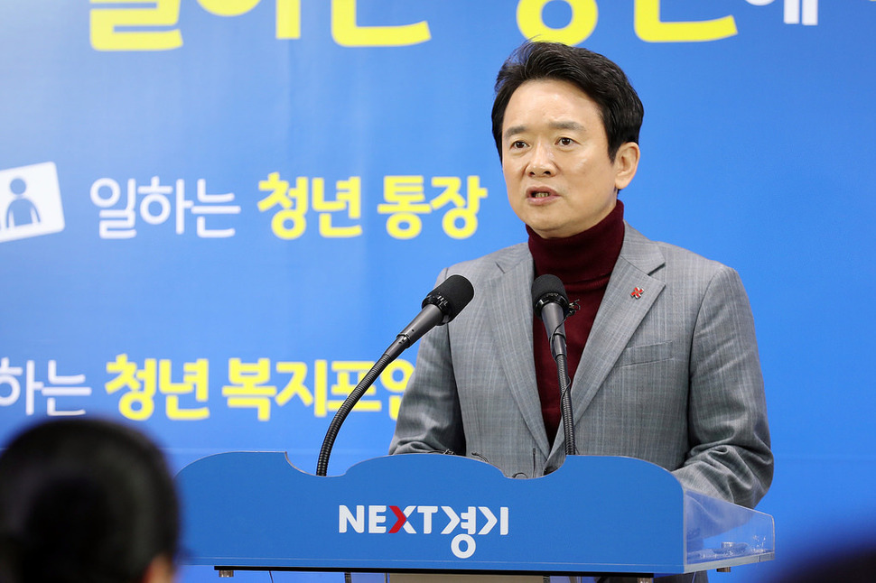 16일 경기도청 브리핑룸에서 남경필 경기지사가 서울시의 차량 2부제 실시와 대중교통 무료 정책을 비판하고 있다. 경기도