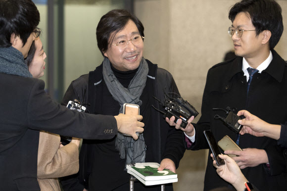 양정철 전 청와대 홍보기획비서관이 17일 오전 인천공항을 통해 입국하며 취재진 질문에 답하고 있다. 연합뉴스