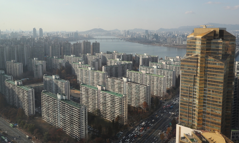 최근 서울 아파트값은 강세를 보이고 경기도는 제저리걸음을 하면서 서울과 경기도 아파트 매매가격 차이가 갑절 이상으로 벌어졌다. 연합뉴스