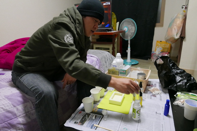 알코올 의존 노숙인 지원주택에 사는 홍기훈씨가 낮에 직장에서 배운 비누 만들기를 퇴근 뒤 연습하고 있다.